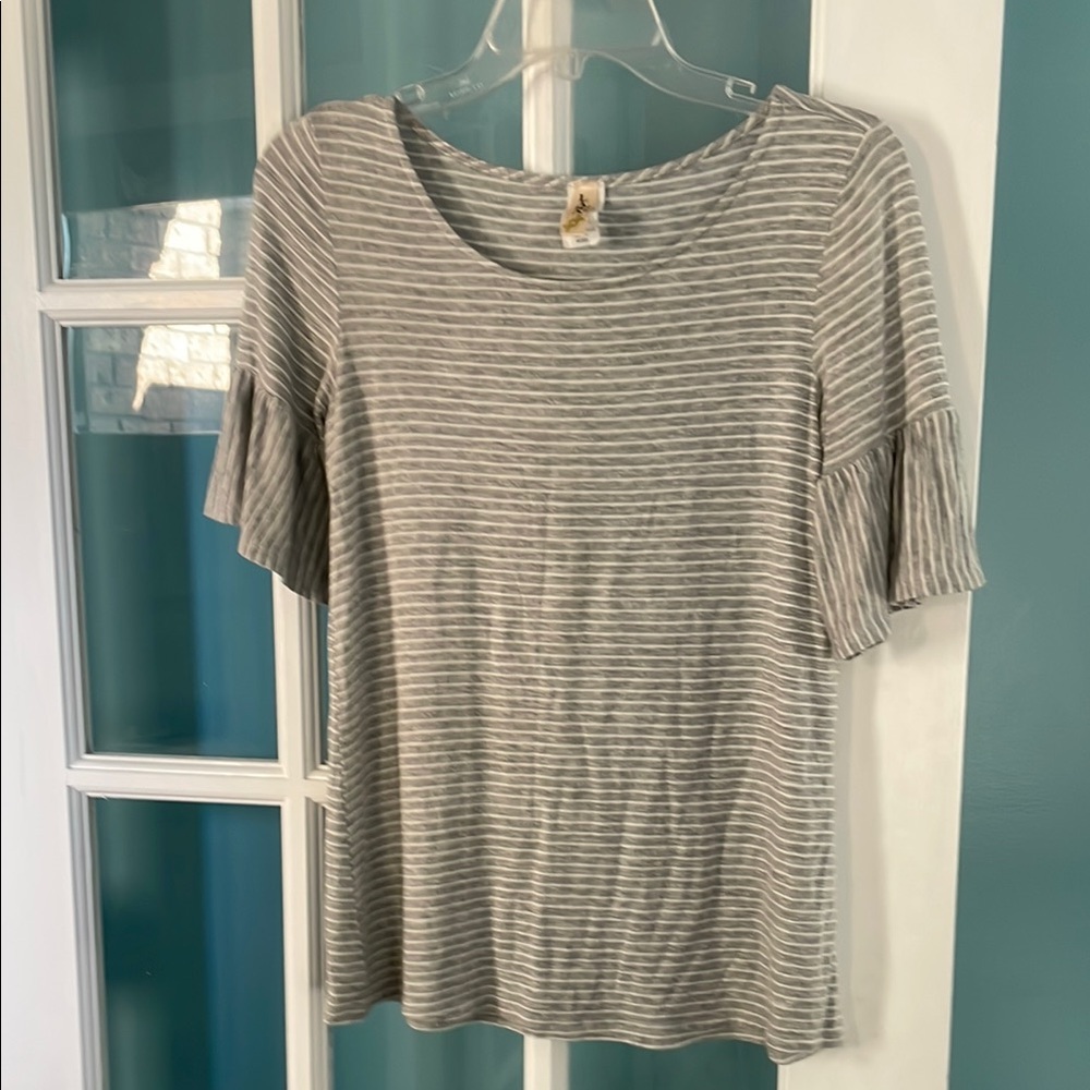 LARA Gray and White Ruffled Short Sleeve Tee